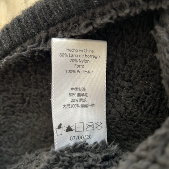 Turtlefur Lambswool Pompom Winter Hat - Picture 3 of 4